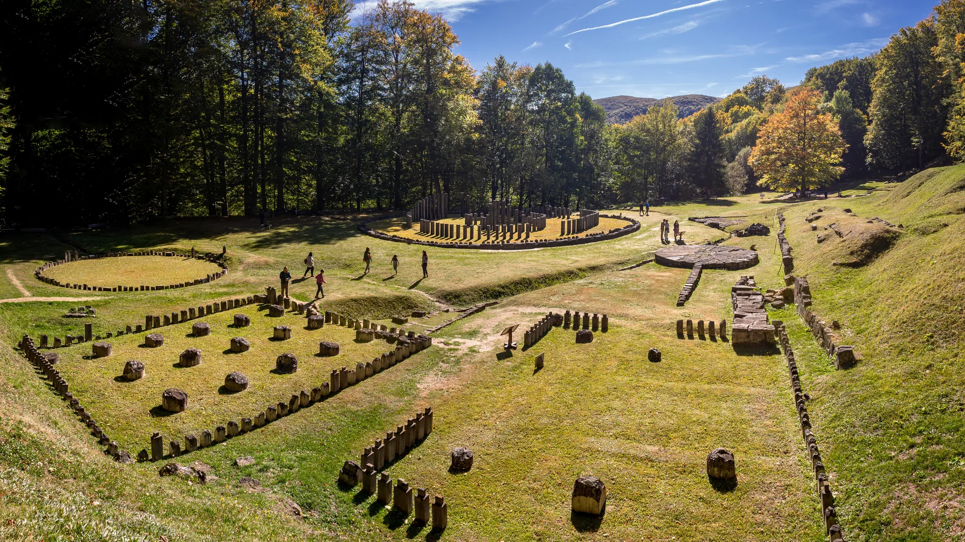 Luftfoto af det arkæologiske område Sarmizegetusa Regia i Orăștie-bjergene, Rumænien